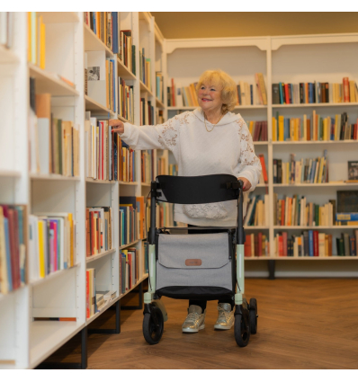 Déambulateur 4 roues ultra-léger en carbone Rollz Air personne âgée