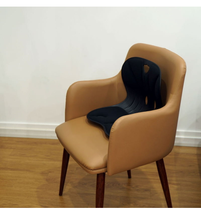 Assise ergonomique d'aide à la posture Curble Chair Ablue sur un fauteuil