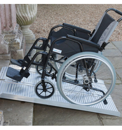 Rampe d'accès PMR pliable Aplos pour fauteuil roulant