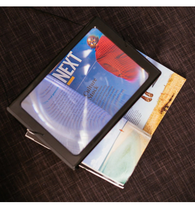 Loupe de lecture pleine page lumineuse sur pieds