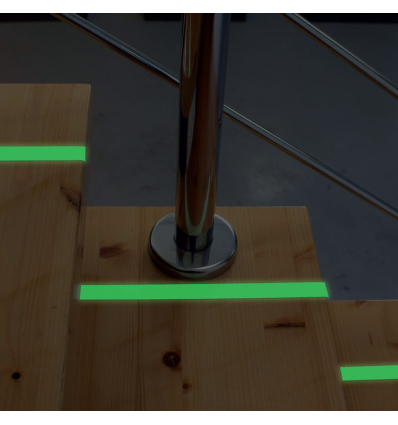 Bande luminescente adhésive de marquage sur escalier