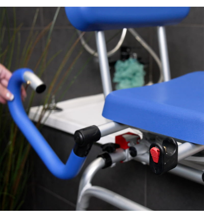 Accoudoirs relevables du fauteuil d'accès au bain SOFT avec assise pivotante