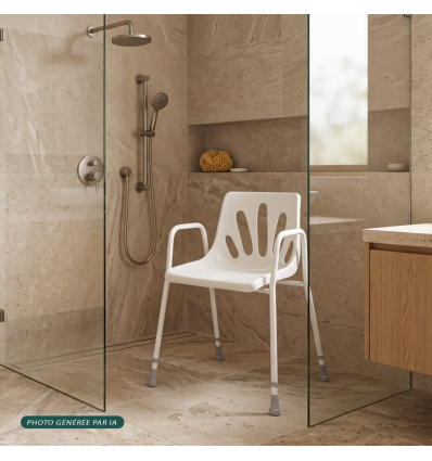 Chaise de douche englobante avec accoudoirs dans la salle de bain