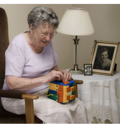 Cube d'activités motrices pour la motricité fine pour personne âgée