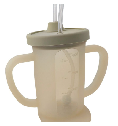Tasse en silicone avec régulation de flux graduée