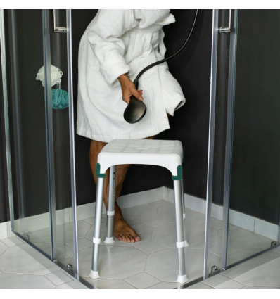 Tabouret de douche compact Capri dans la douche