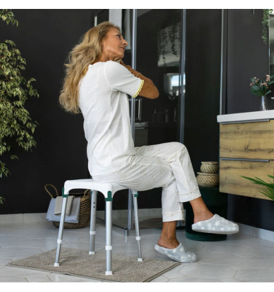 Tabouret de douche compact Capri dans la salle de bain