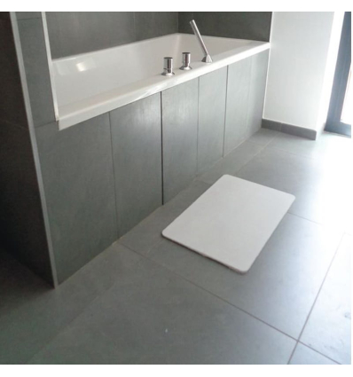 Tapis de bain en diatomite absorbant gris perle dans la salle de bain