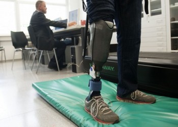 Prothèse de jambe pour retrouver les sensations du membre amputé