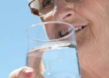 Un verre connecté pour vérifier la bonne hydratation des séniors